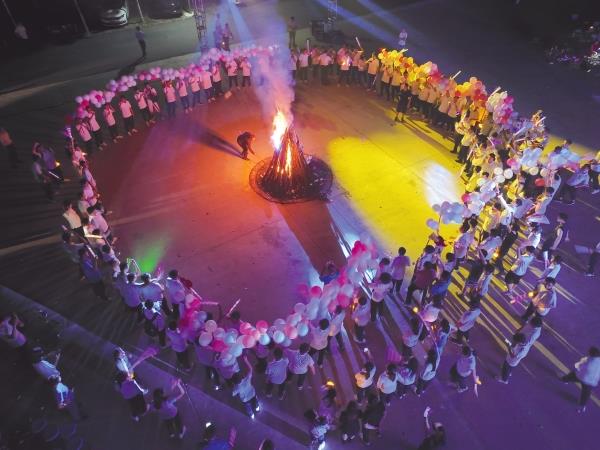 7月5日至14日，中鐵十局一公司舉辦2023年新員工入職培訓，幫助來自全國19個省份的200余名高校畢業(yè)生快速轉換角色，適應公司工作生活，翻開了他們初入職場的第一課。邵帥 鄭林存 攝影報道_副本